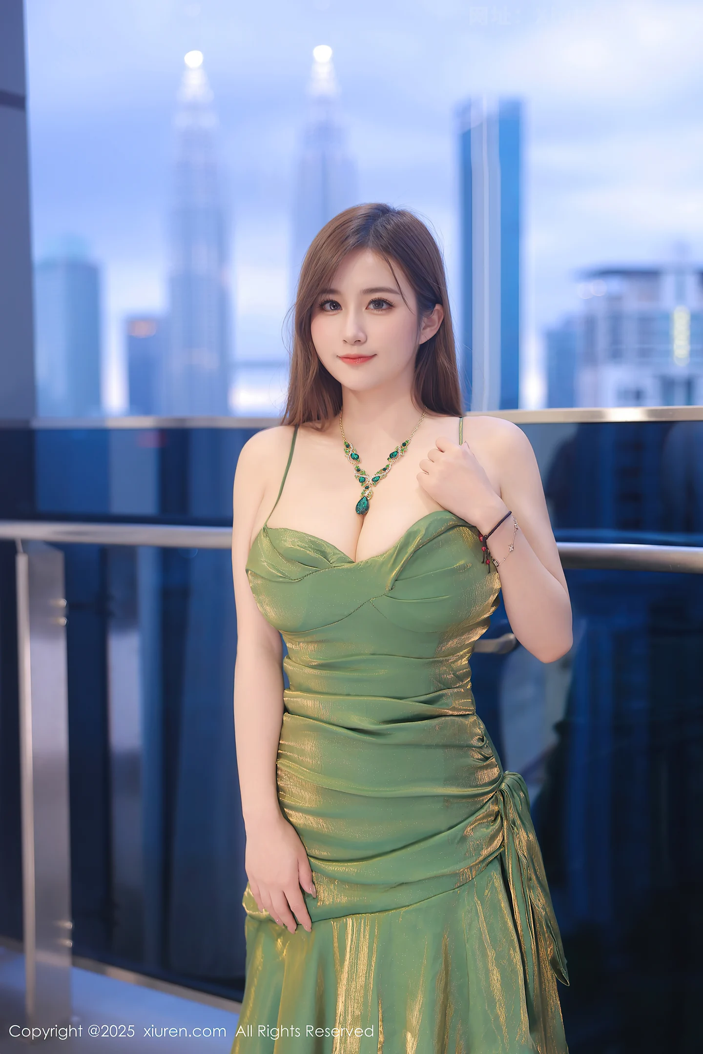 图片[2]-[XiuRen秀人网] VOL.10169 模特小肉肉咪性感缕空情趣内衣配破烂黑丝秀凹凸身材诱惑写真78P-秀人网官方网站